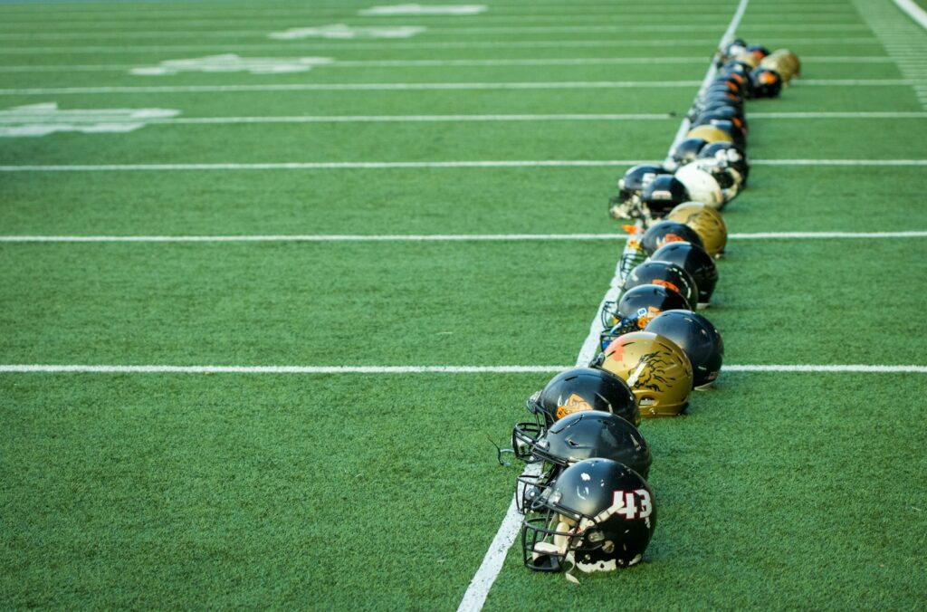 American football players lined up at the line of scrimmage